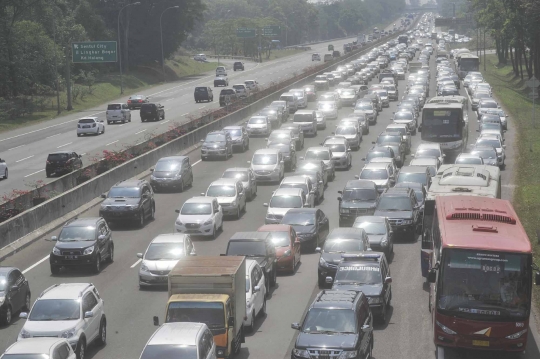 Libur Lebaran, Tol Jagorawi arah Puncak macet parah hingga 20 km