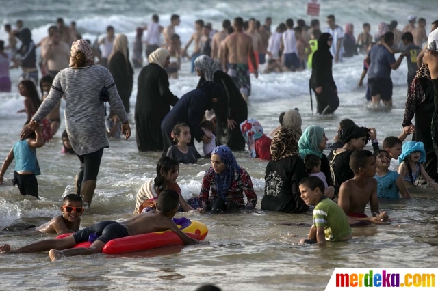 Foto : Idul Fitri, ribuan warga Palestina padati pantai 