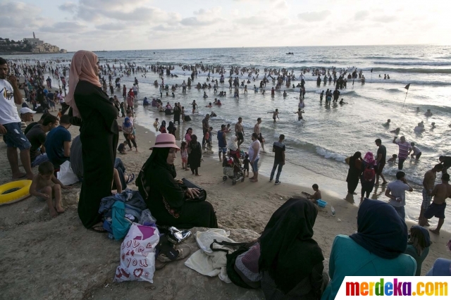 Foto : Idul Fitri, ribuan warga Palestina padati pantai 