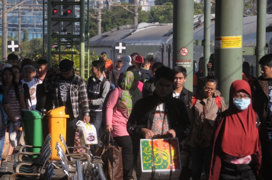Pemudik mulai berdatangan di Stasiun Gambir