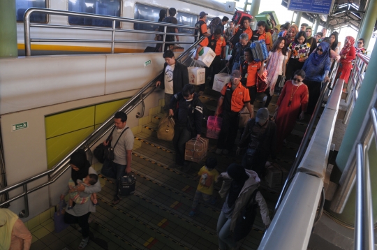 Pemudik mulai berdatangan di Stasiun Gambir