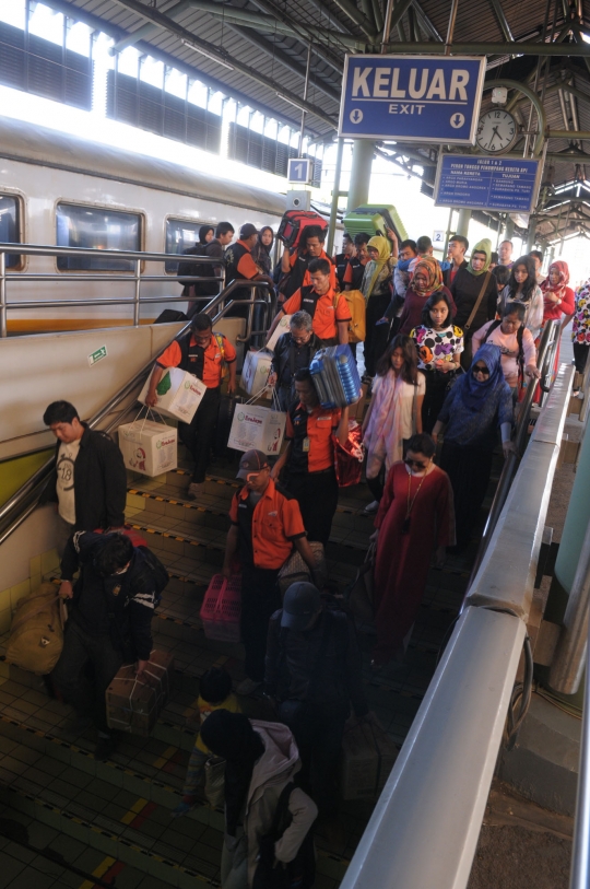 Pemudik mulai berdatangan di Stasiun Gambir
