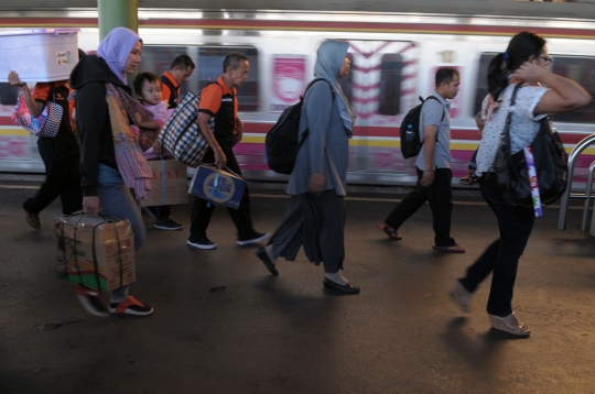 Pemudik mulai berdatangan di Stasiun Gambir