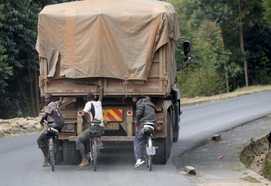 Aksi berbahaya pesepeda Burundi nebeng di belakang truk