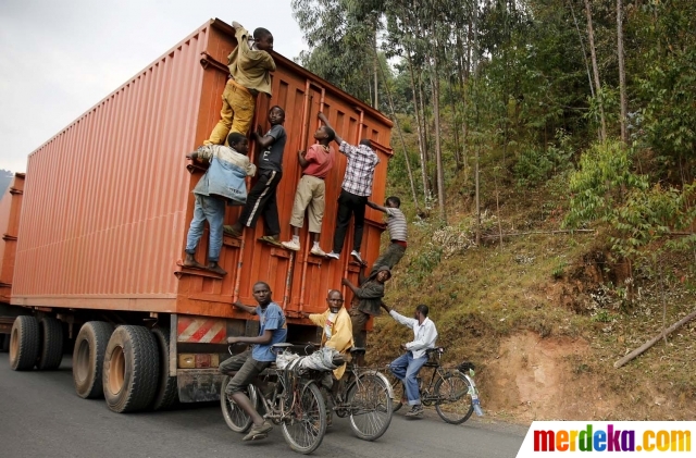 Foto : Aksi berbahaya pesepeda Burundi nebeng di belakang 