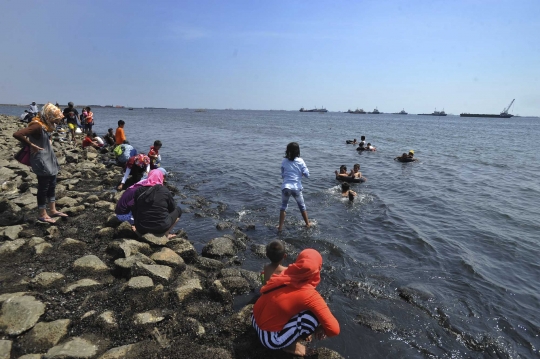Berwisata murah meriah di Pantai Marunda