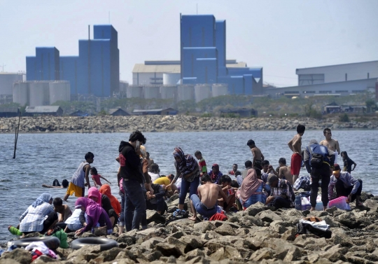 Berwisata murah meriah di Pantai Marunda