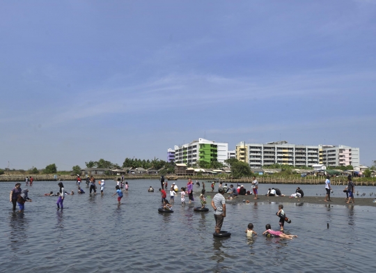 Berwisata murah meriah di Pantai Marunda