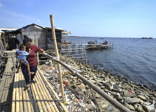Berwisata murah meriah di Pantai Marunda