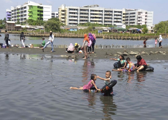 Berwisata murah meriah di Pantai Marunda