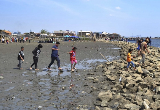 Berwisata murah meriah di Pantai Marunda