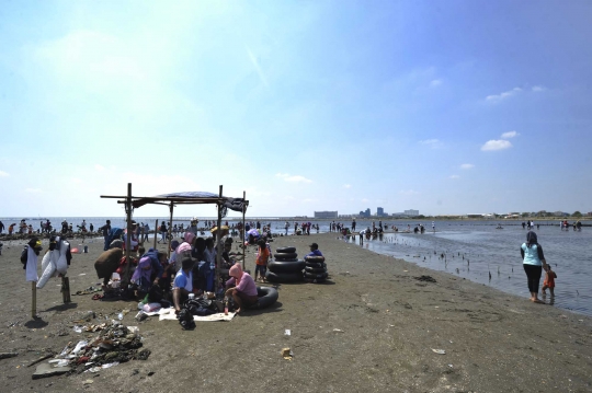 Berwisata murah meriah di Pantai Marunda