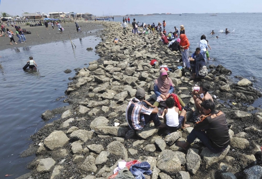 Berwisata murah meriah di Pantai Marunda