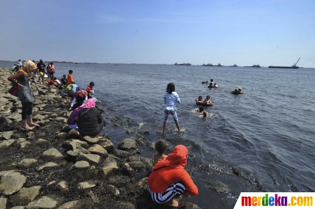 Foto : Berwisata murah meriah di Pantai Marunda merdeka.com