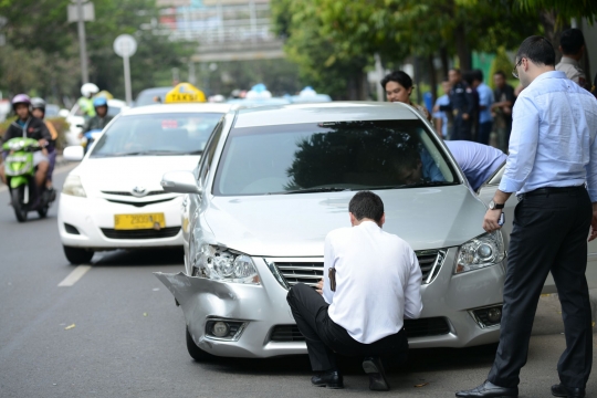 Tabrak taksi di Jalan Rasuna Said, mobil staf Kedubes Rusia ringsek