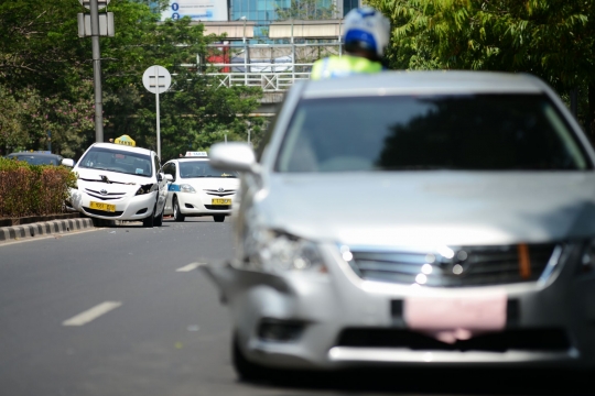 Tabrak taksi di Jalan Rasuna Said, mobil staf Kedubes Rusia ringsek