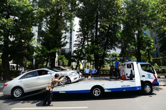 Tabrak taksi di Jalan Rasuna Said, mobil staf Kedubes Rusia ringsek
