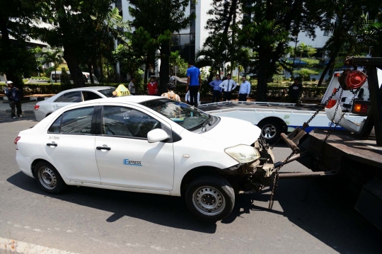 Tabrak taksi di Jalan Rasuna Said, mobil staf Kedubes Rusia ringsek