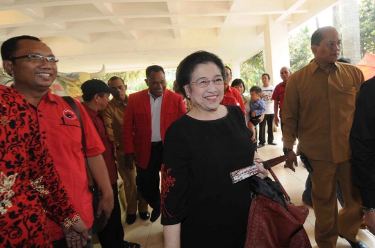 Keakraban Mega dan Risma hadiri sekolah calon kepala daerah PDIP
