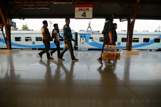 H+4 Lebaran, pemudik mulai padati Stasiun Pasar Senen