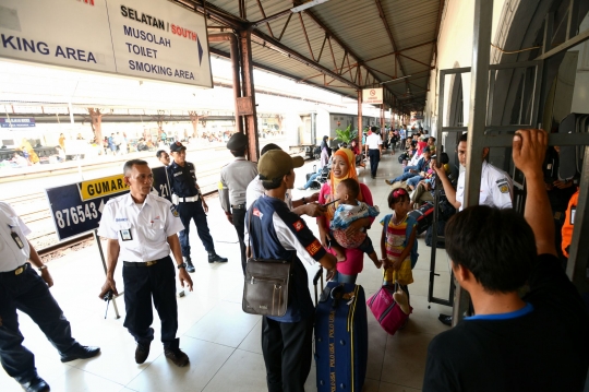 Ketinggalan kereta, wanita ini menangis di peron Stasiun Pasar Senen