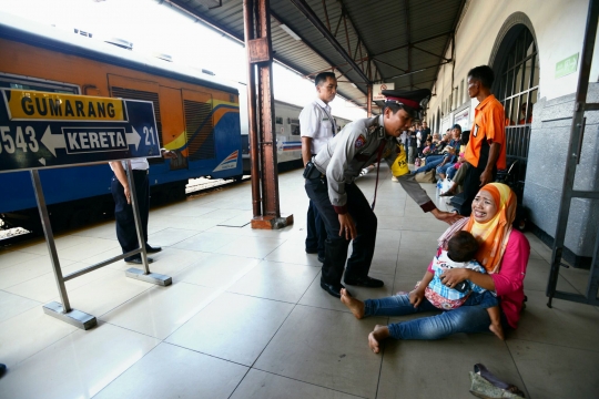 Ketinggalan kereta, wanita ini menangis di peron Stasiun Pasar Senen