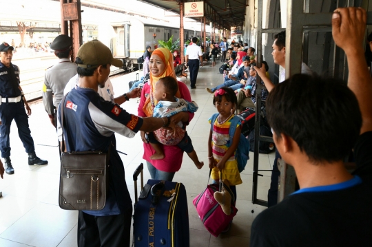 Ketinggalan kereta, wanita ini menangis di peron Stasiun Pasar Senen