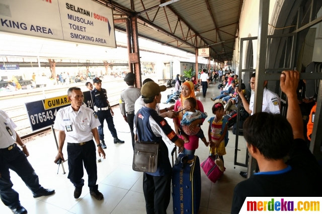 Foto : Ketinggalan kereta, wanita ini menangis di peron 