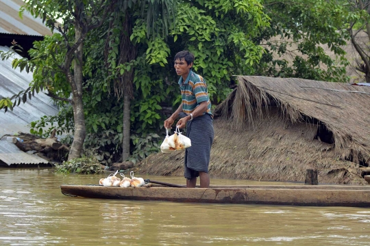 Banjir seatap rendam rumah-rumah di Myanmar