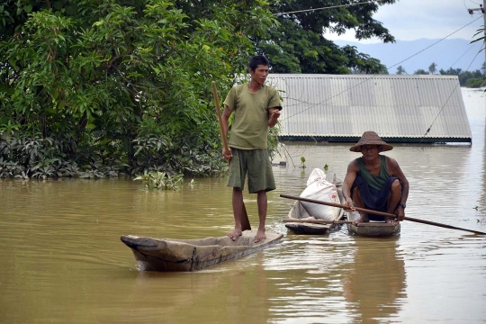 Banjir seatap rendam rumah-rumah di Myanmar