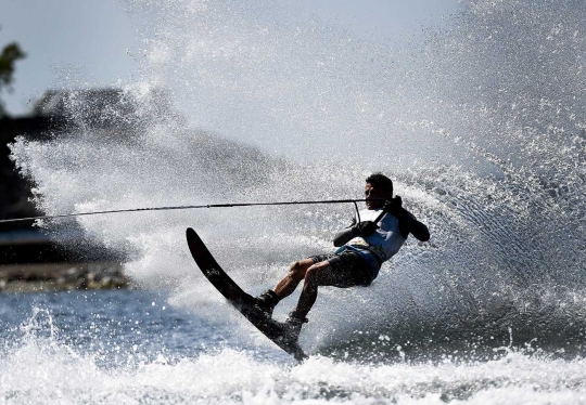 Aksi manuver memukau atlet ski mengepot di atas air