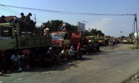 Begini suasana mencekam saat demo tolak pabrik semen di Pati