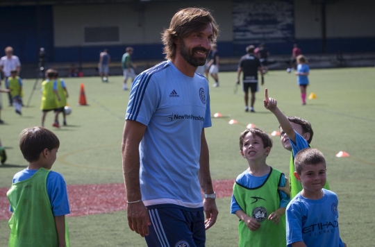 Keceriaan Pirlo bermain dengan junior New York City FC