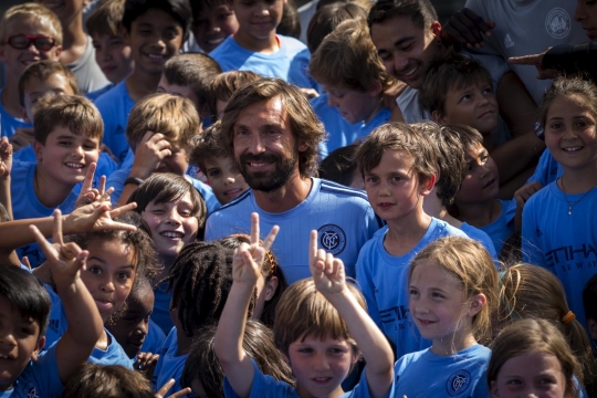 Keceriaan Pirlo bermain dengan junior New York City FC