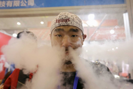 Antusiasme pengunjung & sales isap e-rokok di Vape China Expo