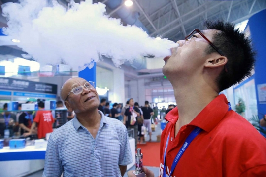 Antusiasme pengunjung & sales isap e-rokok di Vape China Expo