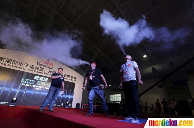 Foto : Antusiasme pengunjung & sales isap e-rokok di Vape 