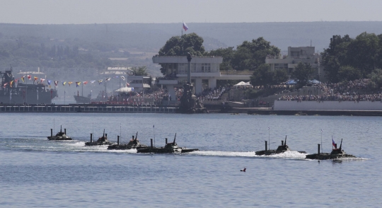 Aksi kendaraan tempur maritim Rusia pamer kehebatan di Krimea