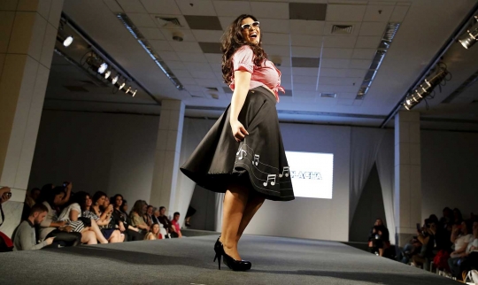 Aksi model bertubuh tambun di Fashion Weekend Plus Size Brasil