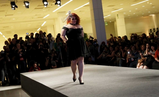 Aksi model bertubuh tambun di Fashion Weekend Plus Size Brasil