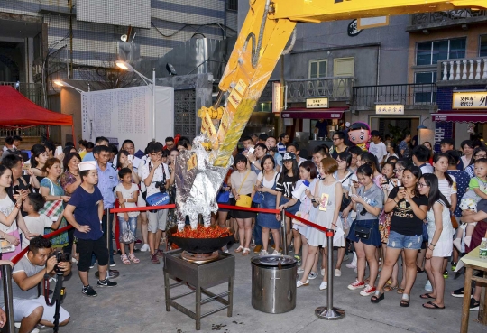 Festival makan di China ini aduk masakan lobster pakai excavator