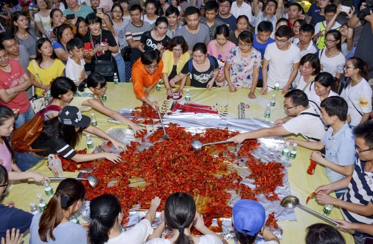 Festival makan di China ini aduk masakan lobster pakai excavator