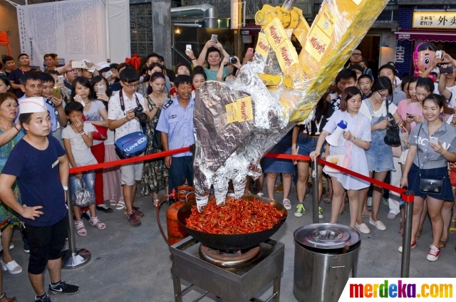 Foto Festival Makan Di China Ini Aduk Masakan Lobster Pakai