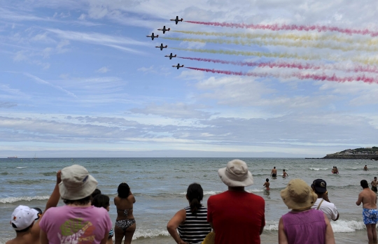 Aksi manuver jet militer Spanyol hibur wisatawan pantai San Lorenzo