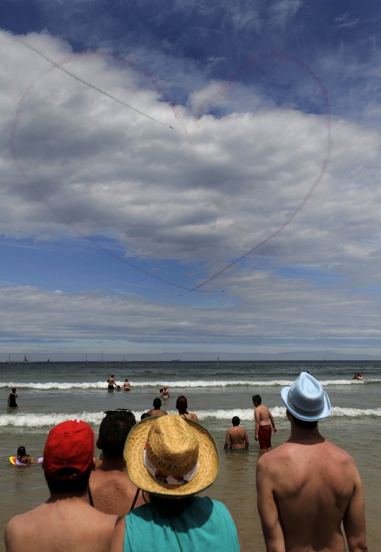 Aksi manuver jet militer Spanyol hibur wisatawan pantai San Lorenzo