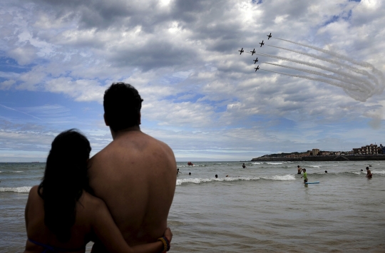 Aksi manuver jet militer Spanyol hibur wisatawan pantai San Lorenzo