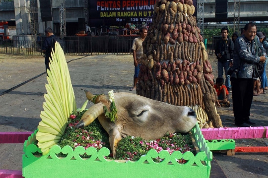 Larung sesaji di Sungai Brantas semarakkan hari jadi Kota Kediri