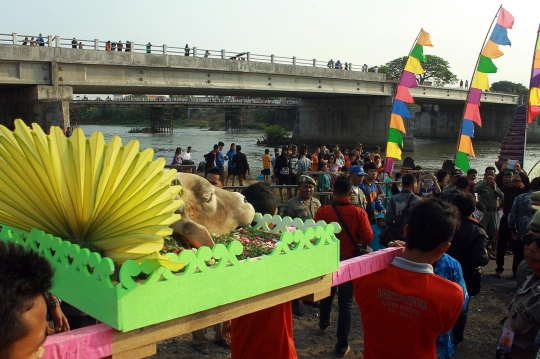 Larung sesaji di Sungai Brantas semarakkan hari jadi Kota Kediri