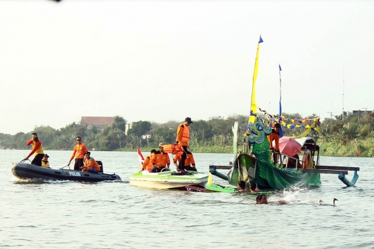 Larung sesaji di Sungai Brantas semarakkan hari jadi Kota Kediri