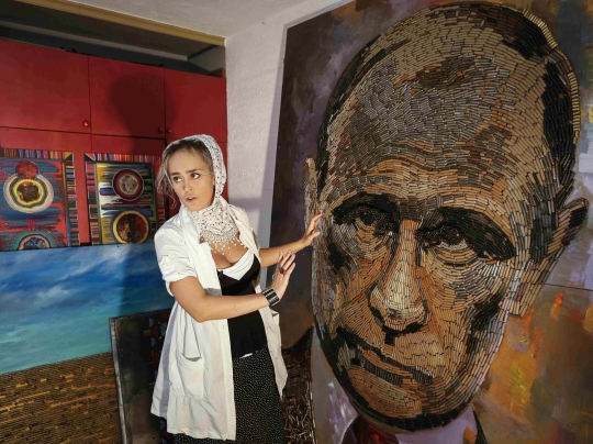 Fantastis, seniman cantik ini buat lukisan Putin dari ribuan peluru